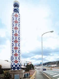砥部町の松山市側からの入り口にある高さ15mの陶街道夢タワー「愛伊砥（えいと）くん」