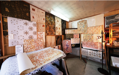 ギルディング和紙が台や壁に飾られている