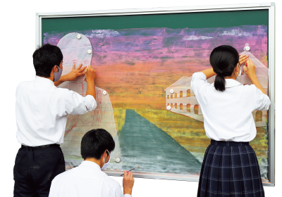 黒板アート作品を制作中の地元高校の生徒たち