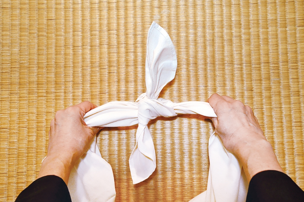 ＜Point＞3で重ねる角の左右を間違えると、不安定な十字の縦結びになるので注意！