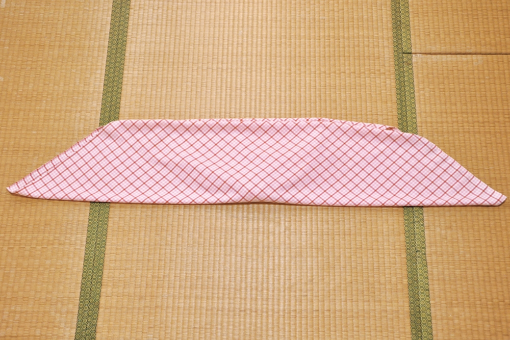 2. 全体が横長になるように、半分に折る。