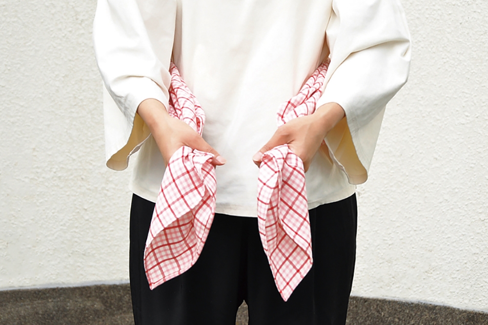 3. ポケットの口を上にして、背中側から巻く。