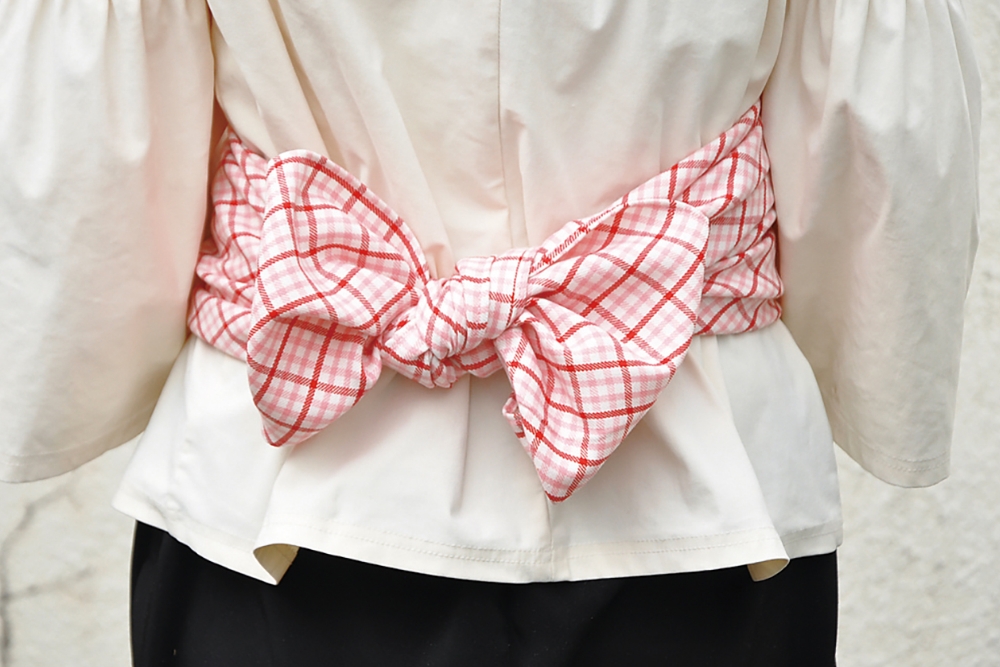 ＜Point＞結び目の角を半分内側に折り込むと、リボン風にも！