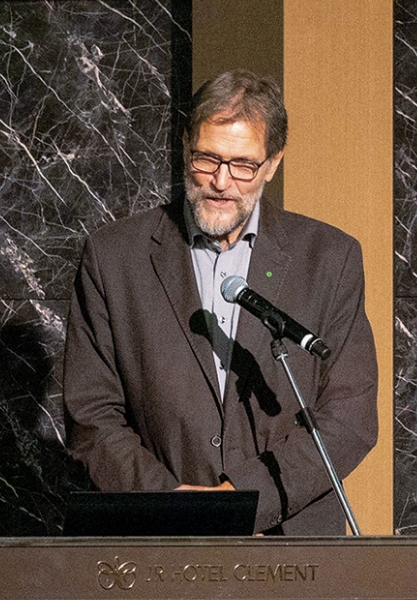 シンポジウムでは、ドイツ・ロイファナ大学のヨハネス・プリューター博士による基調講演が行われた