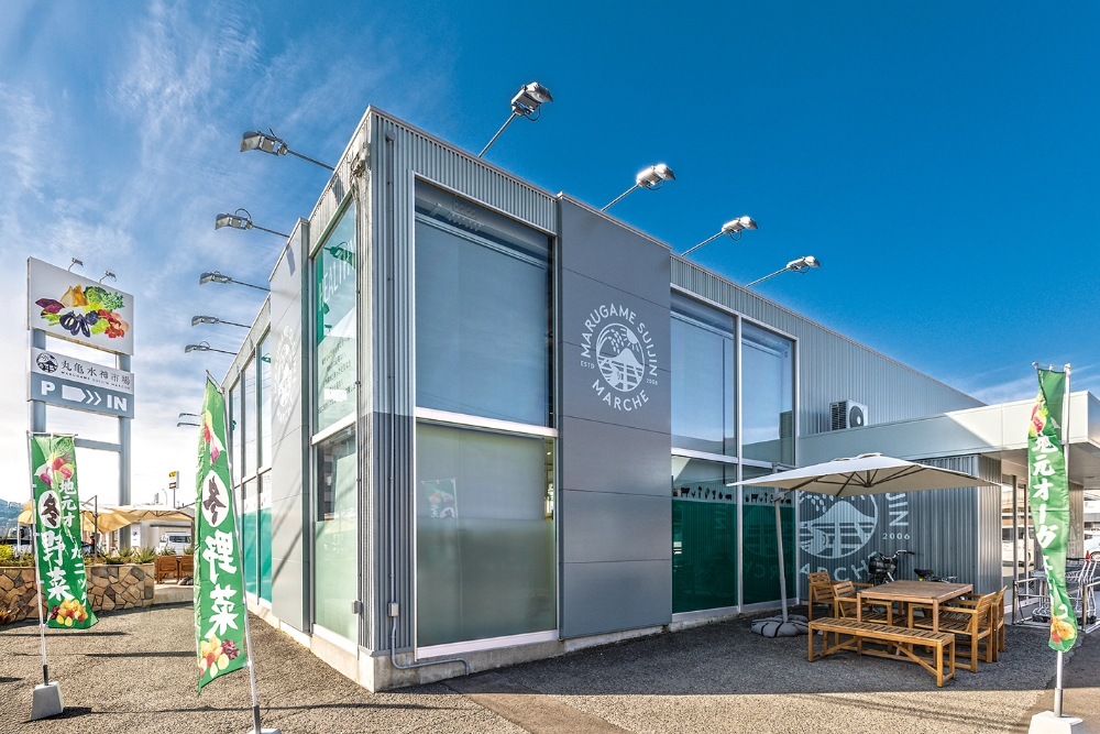 丸亀市街地から東に向かう県道33号の土器町交差点を越えてすぐの場所に、食の安全と健康に留意した野菜や調味料、惣菜が揃うスーパーが誕生している