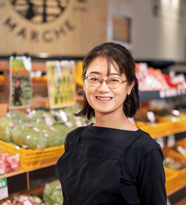 「野菜料理をご家庭で手軽に楽しめるよう、オリジナルレシピを掲示するなど売り場づくりも工夫している」と津國さん