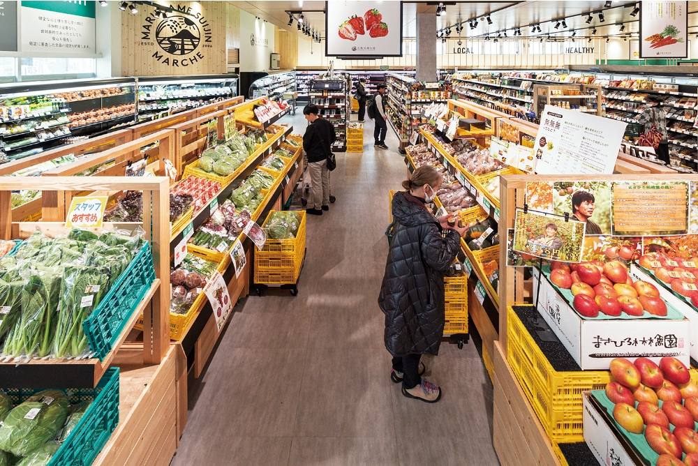 通路が広く見やすい店内