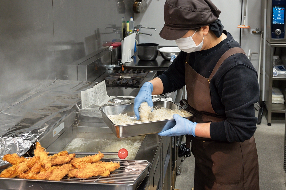 抗生物質不使用で飼育された「神山鶏」のささみフライ。電気フライヤーは温度ムラが少なく、正確な油温コントロールが可能