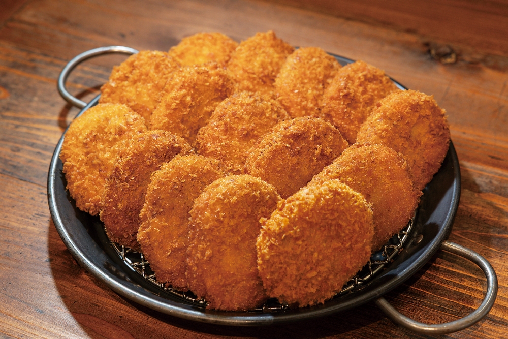 揚げたての「オリーブ牛すじコロッケ」。有機玉ねぎなど店頭の売り場と同じ野菜を使用。昼や夕方は並べるとすぐに無くなるほどの人気