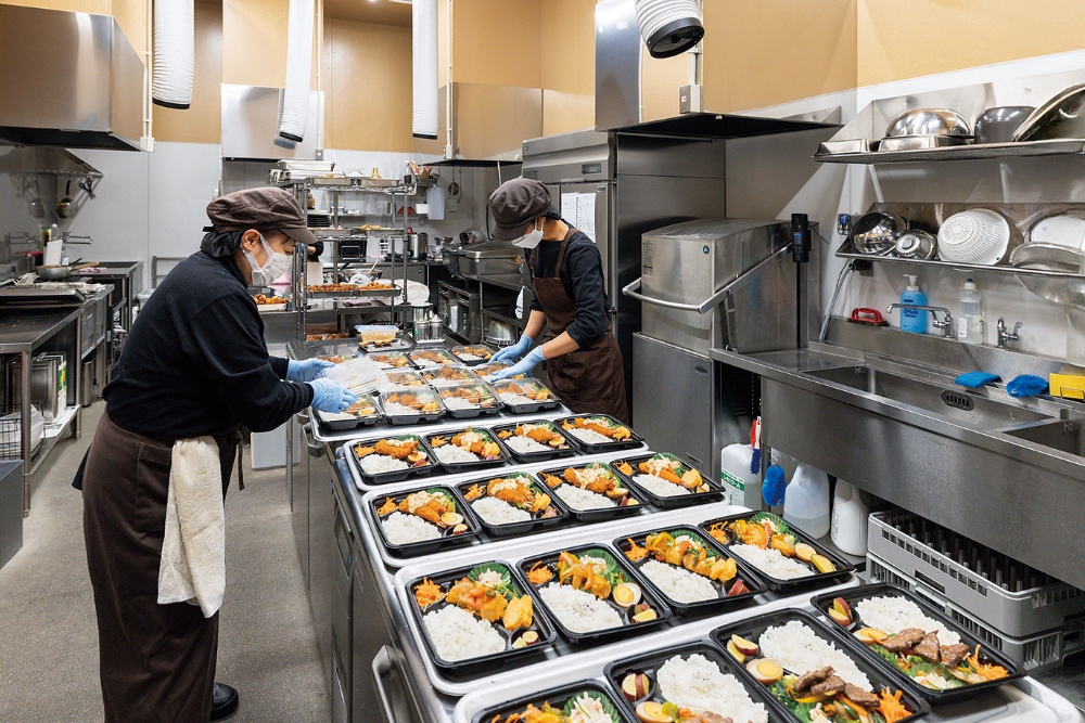 電化厨房機器は排熱が少なく室内が暑くなりにくい。仕上がった料理は店内の厨房で素早くパッキング。出来立てが店頭に並ぶ