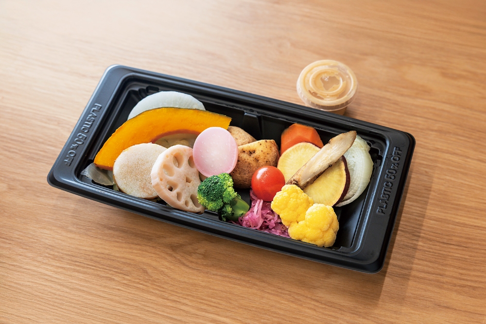 有機野菜を中心に旬の野菜が10種類以上入った「ゴロゴロ温野菜サラダ」。出来るだけ「皮ごと・丸ごと」で調理。自家製ドレッシングも人気