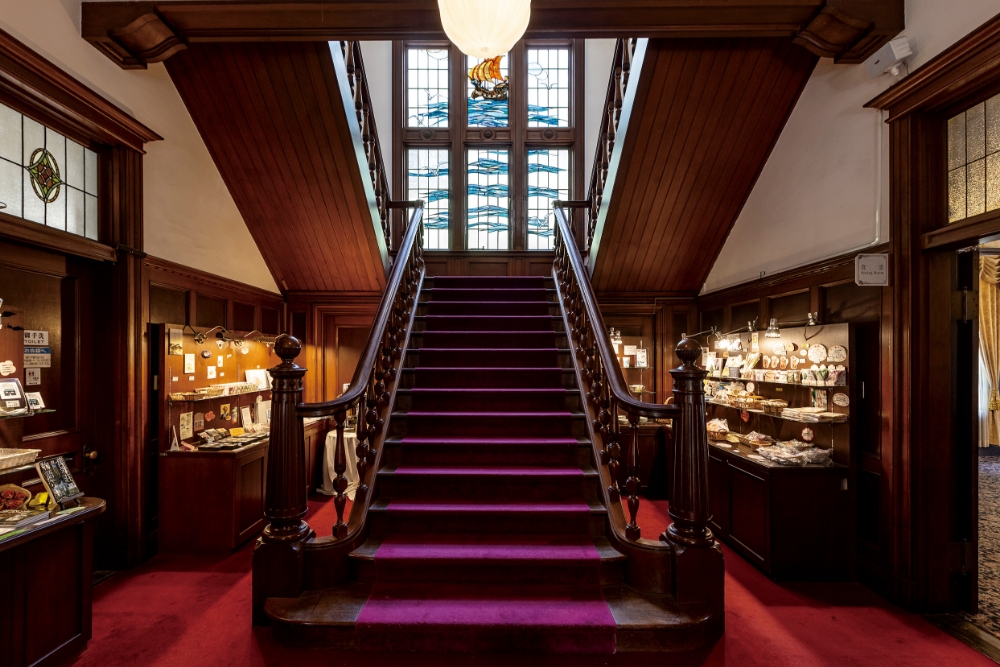 正面のステンドグラスは帆船とカモメがモチーフ