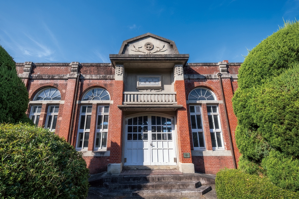 ［佐古配水場第二喞筒場（そくとうじょう）］徳島県内の水道施設で、最も歴史がある建物。多くの煉瓦を用いたイギリス積みの外壁によって強度を高めている