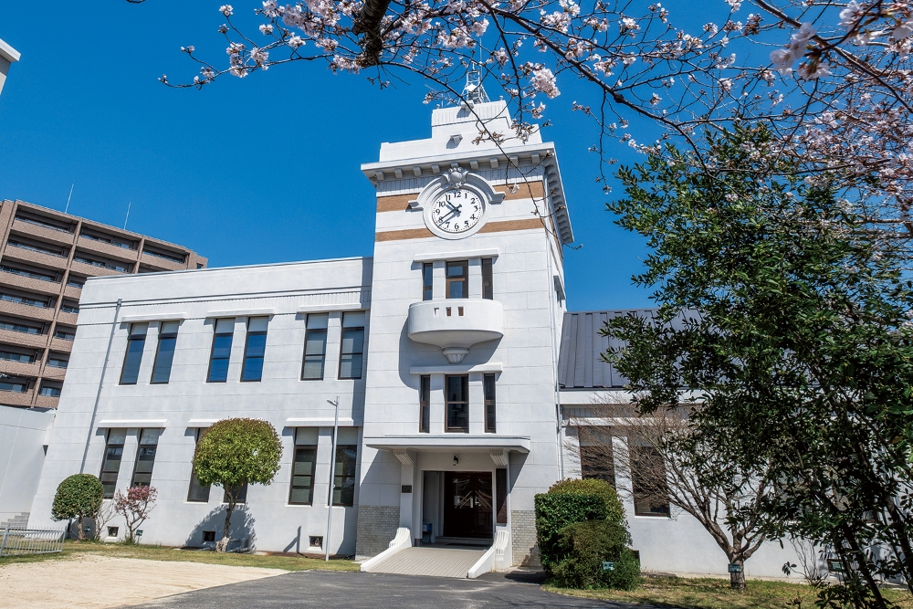 ［松山地方気象台第一庁舎］約2年間かけて、老朽化による改修工事が行われた。その際、長く外されていた大時計が半世紀ぶりに復活