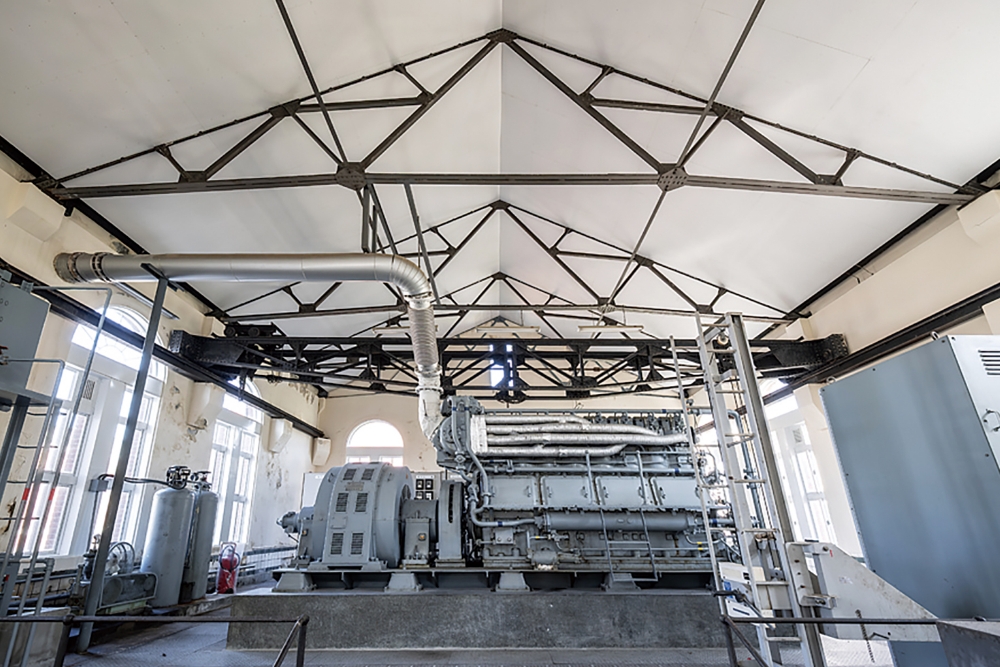 第二喞筒場の内部。間仕切りや柱がない大空間には、 窓から自然光が差し込んでいる