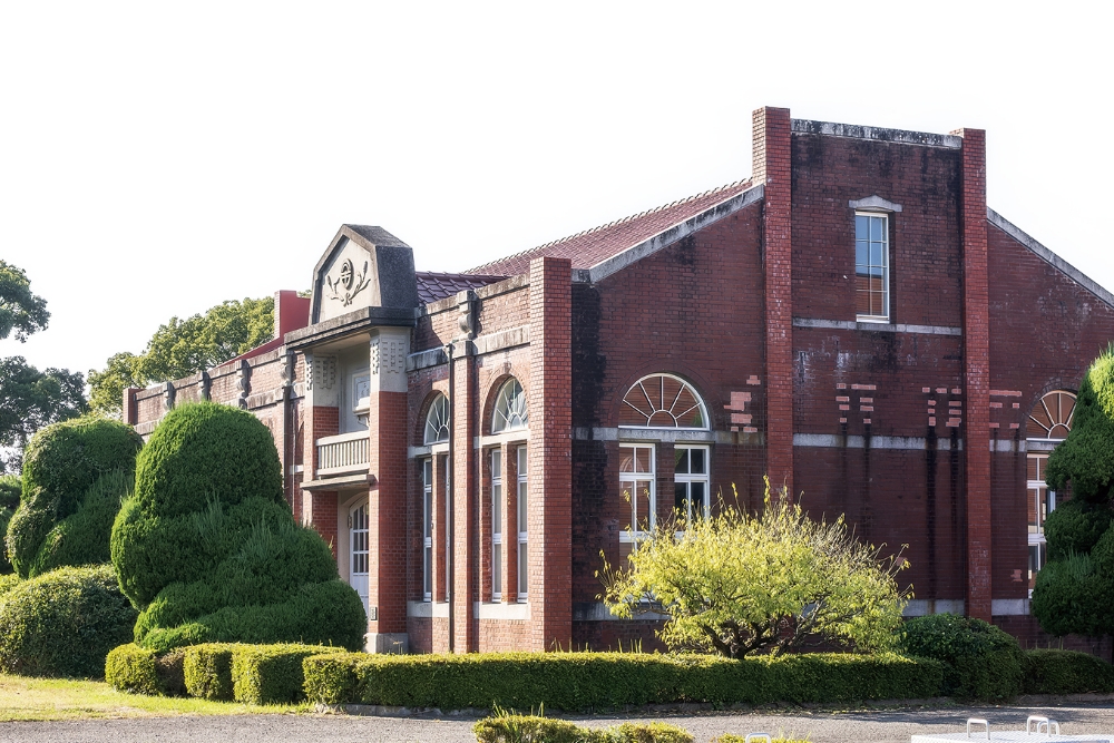 彫り込まれたような窓枠や浮き出した柱などにより、建物全体に立体感がある