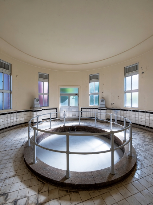 集合井の内部。現在は塞がれているが、かつて中央の円形の部分に水を溜めていた