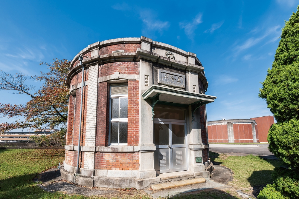第二喞筒場と同様に、花崗岩の装飾や窓・柱の凹凸により立体感がある集合井の外観