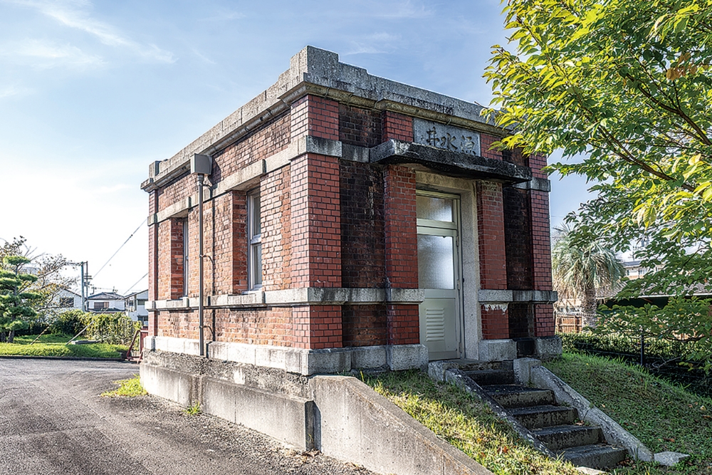 小規模ながら、パラペット（屋根の外周に立ち上がっている低い壁）や窓周りの花崗岩など意匠にこだわりを感じさせる源水井