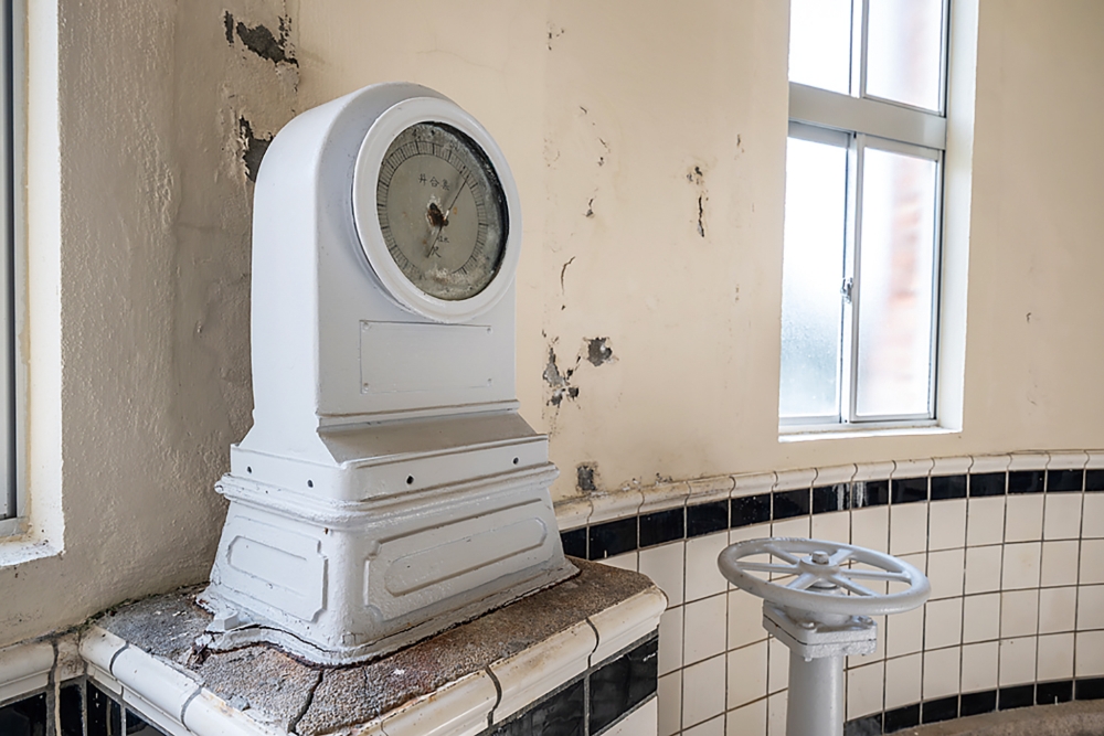 集合井の内部には、水量計など当時使われていた計器類も残されている