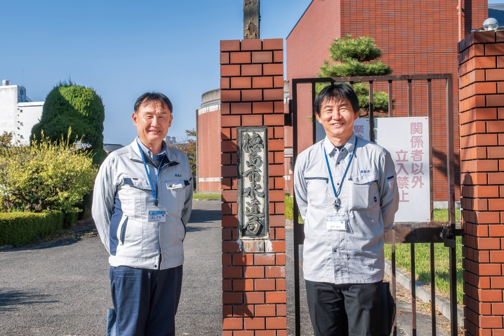 「徳島の近代史を語る貴重な建物」と話す徳島市上下水道局の吉﨑さん（左）と勝野さん（右）
