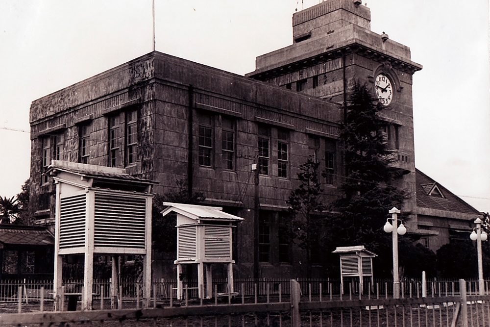 戦時中、国へと移管された測候所時代。気象は軍事機密で、敵襲を避けるため、外観は黒塗りにされた（提供／松山地方気象台）