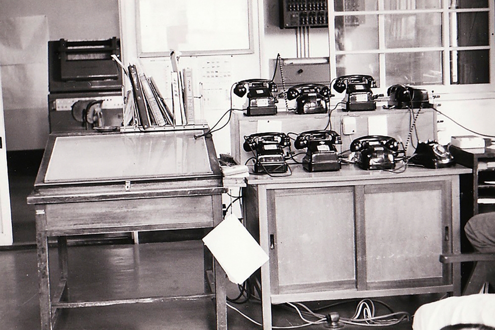 昭和40年代の松山地方気象台の様子。黒電話で県内各地の出先からの情報を集めていた（提供／松山地方気象台）