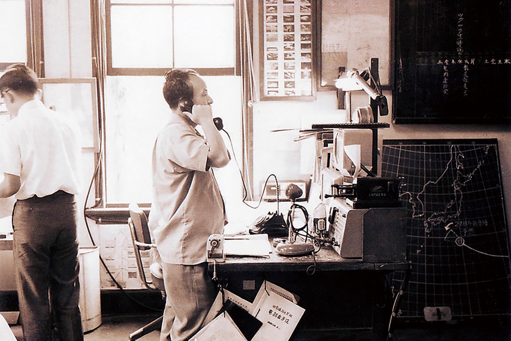 昭和40年代の松山地方気象台の様子。黒電話で県内各地の出先からの情報を集めていた（提供／松山地方気象台）
