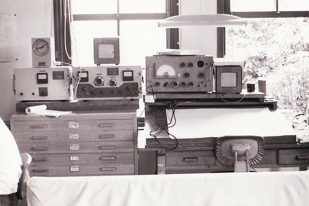昭和40年代の松山地方気象台の様子。データを収集・分析するための機器類（提供／松山地方気象台）