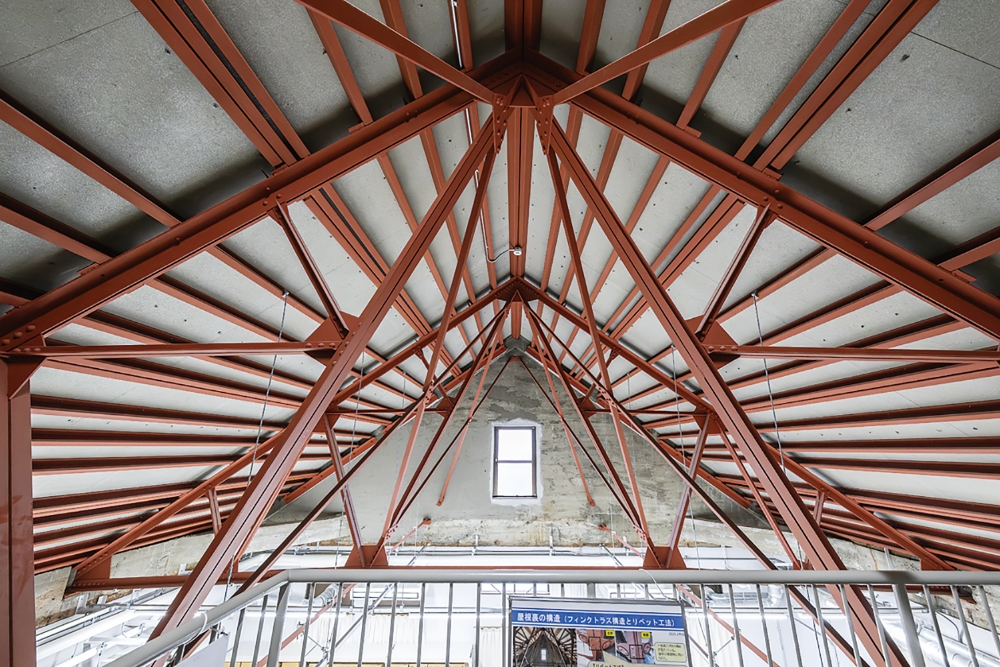 切妻屋根の小屋裏は、強固な構造が見られる。現在ではあまり使われないリベット接合（鋲（びょう）により２枚以上の金属をつなぐ手法）も確認できる