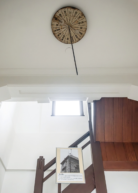 かつて使用していた円形の風向板は層塔の天井に残されている