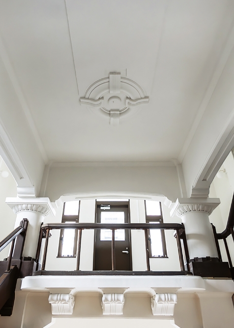 玄関ホールの吹き抜け天井に、シャンデリアの跡が確認できる