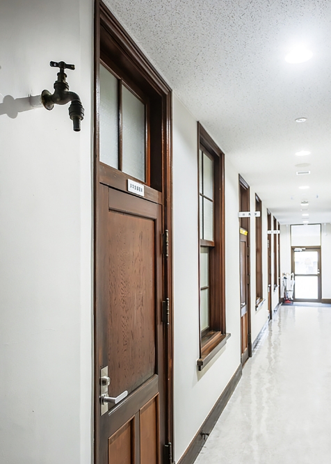 床から約2mの高さにある蛇口。防災用のものと推測されているが、「当時の用途や使い方は不明」と楠田さん