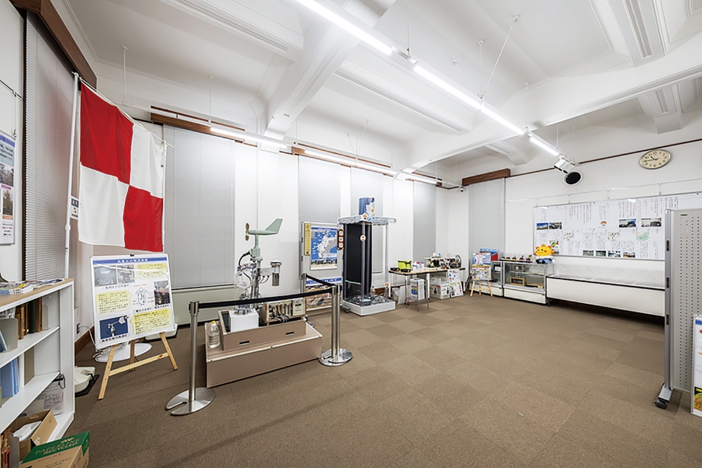 竜巻発生装置や津波フラッグ、戦時下の記録（複製）などを見ることができる展示室