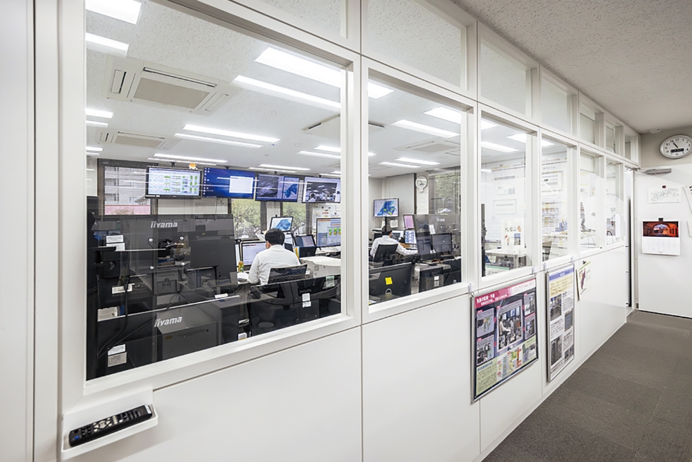 各種防災、気象情報、実況監視の拠点である現業室。予報や警報はここから発信している