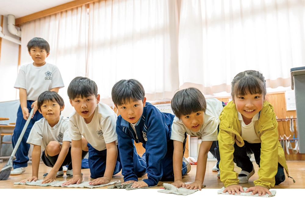 織ちゃん（右端）の周りには常に友だちが。勉強や遊びはもちろん、掃除も一緒に
