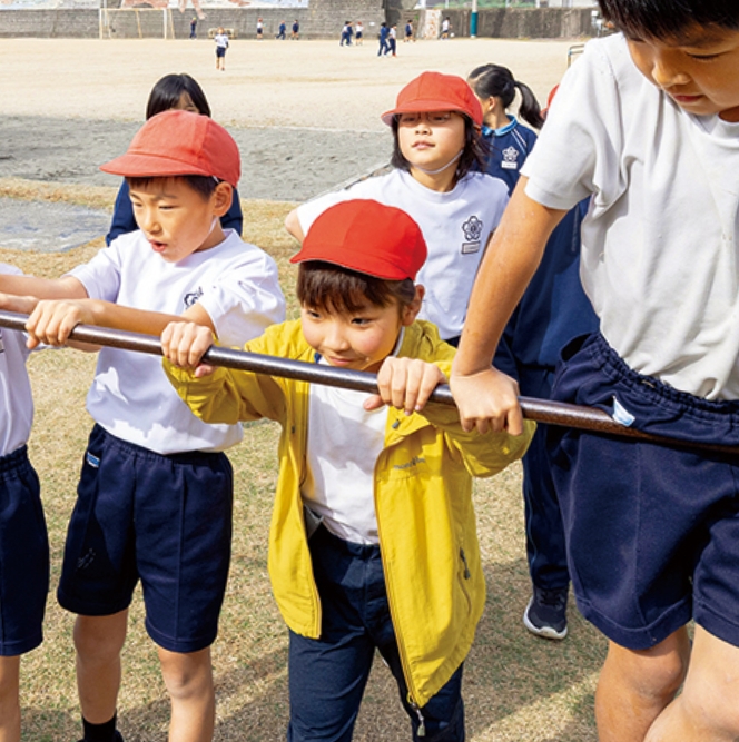 休み時間には、みんなで鉄棒に挑戦