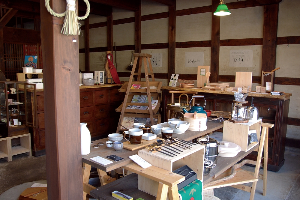 築90年の商家で、暮らしを楽しくする道具を販売するセレクトショップ「hako-hako」を運営