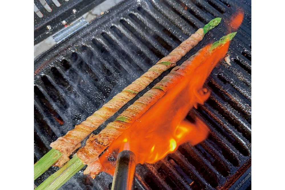 東かがわ市近辺で行われるマルシェなどでは、山下さんが自らアスパラガスを調理して提供することも。グリルで焼いた肉巻きアスパラは、お客さまから人気