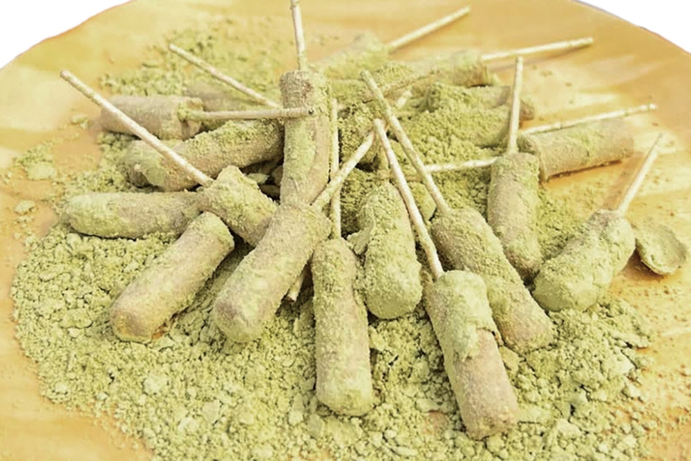 上演前にはアスパラパウダーをまぶしたきな粉棒を、観客にプレゼント