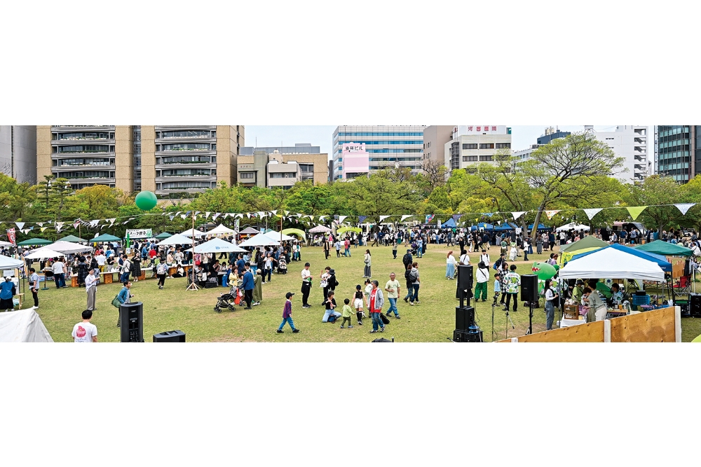 昨年はアドバルーンを上げ会場の一体感を演出。家族連れを中心に多くの来場者で賑わった