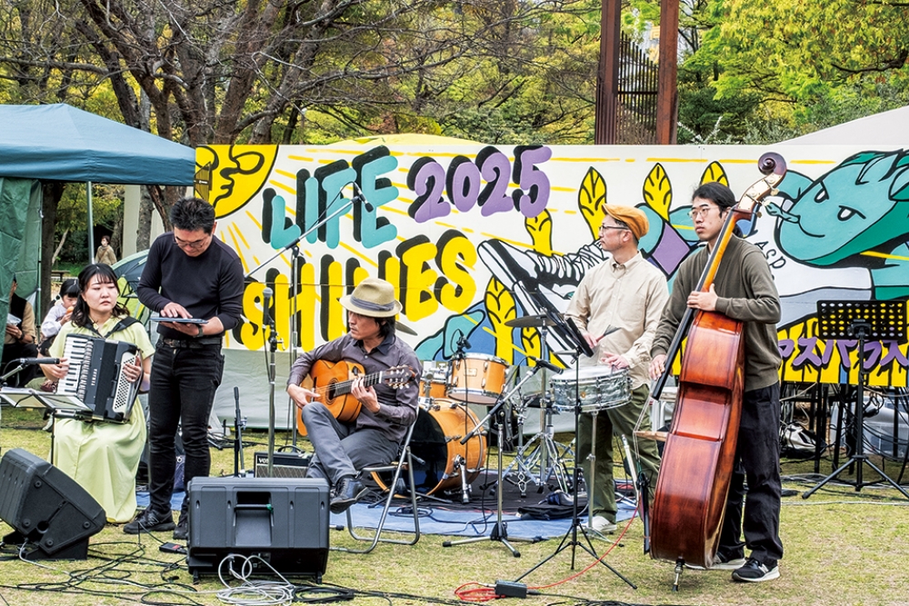 ジャズやブラスバンドなど、ステージではさまざまな音楽が繰り広げられている