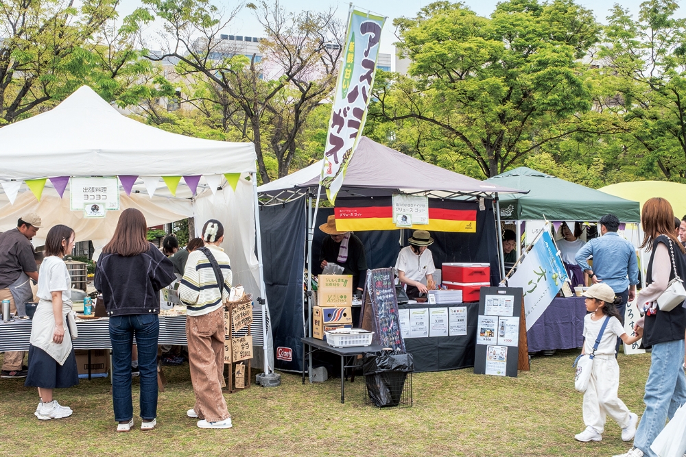 写真中央、香川本鷹の特集（2025年8・9月号）で紹介した「香川の小さなドイツ村 グリュースゴット」も常連出店者