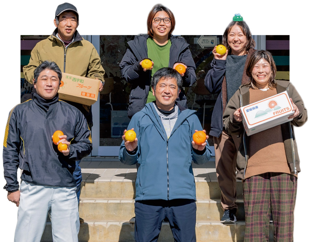 取材日に集まってくださった「周木ビリ島むらおこし会」メンバー。下段中央が清家会長、上段右端が川口さん、上段中央が高田さん