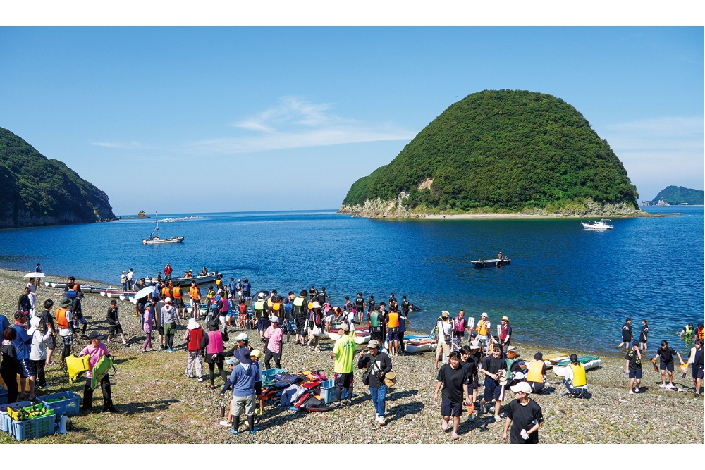 「いかだ集会」は、1チーム8人が力を合わせて、一周2kmの巴理島を手づくりのいかだでぐるりと一周し、速さを競い合う