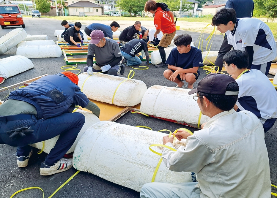 「いかだ集会」で使用するいかだは、地域の人と市外から来た大学生が一緒に製作。大学生は「いかだ集会」の運営スタッフとして参加するほか、秋祭りでは神輿の担ぎ手としても活躍する