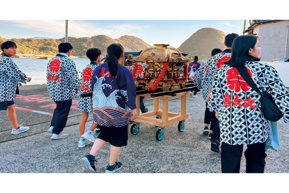 「いかだ集会」で使用するいかだは、地域の人と市外から来た大学生が一緒に製作。大学生は「いかだ集会」の運営スタッフとして参加するほか、秋祭りでは神輿の担ぎ手としても活躍する