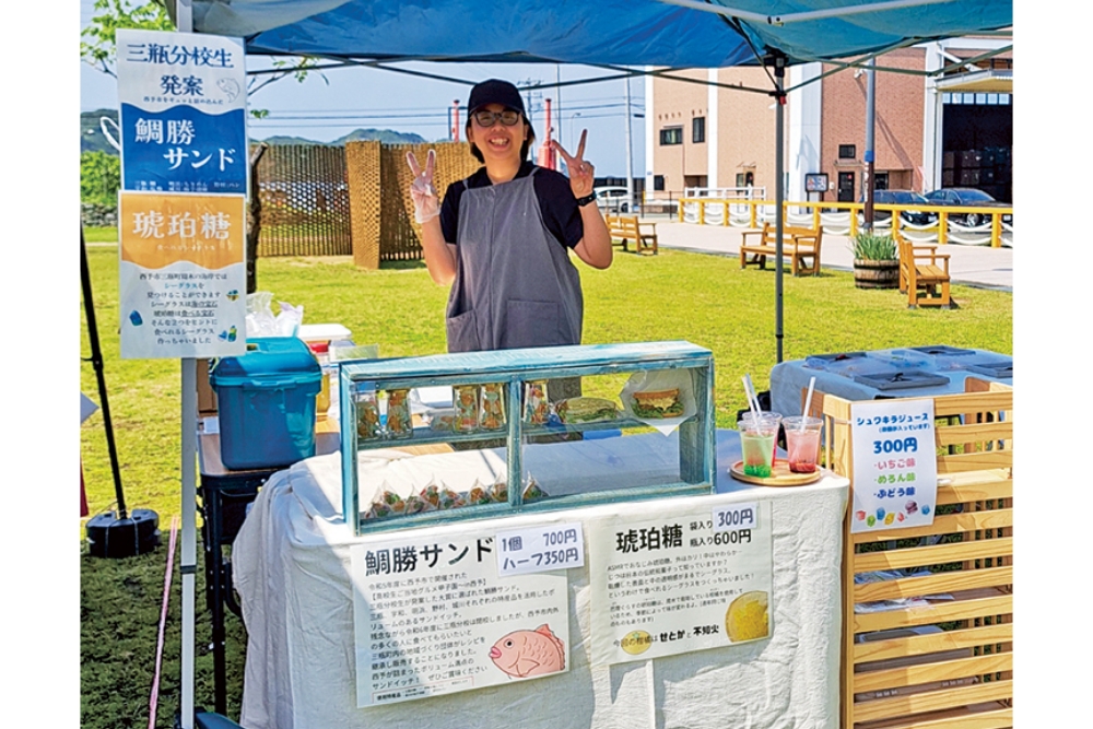 マルシェの出店で地域の魅力を発信。周木の海岸で採取したシーグラスでのキーホルダーづくり体験や「柑橘の琥珀糖」、「鯛勝サンド」を販売している