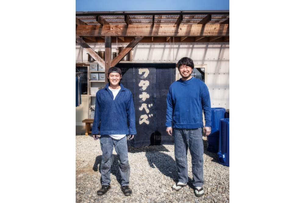 のどかな田園に囲まれた工房で、作業に取り組む渡邉さん(右)と野地さん(左)。藍染めの衣類を身につけるのもお決まり