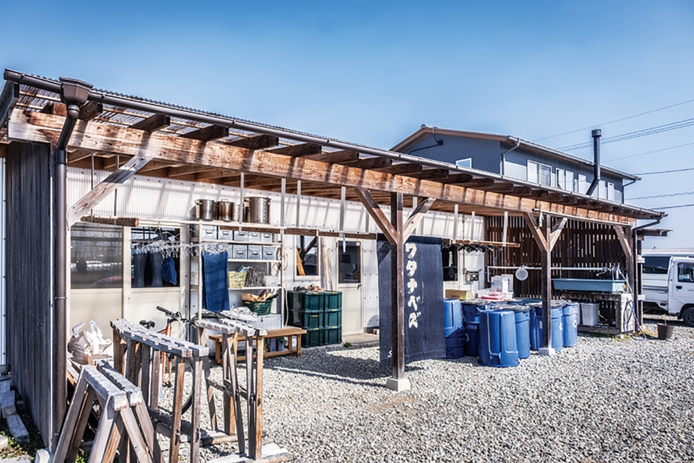 晴れた日、建物の周りには藍染めをした糸や布がはためく